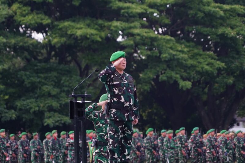 Inspektur Kodam Iskandar Muda Brigjen TNI Heri Purwanto, S.E., memimpin Upacara Bendera Bulanan di Lapangan Blang Padang, Banda Aceh, mewakili Pangdam Iskandar Muda, Rabu (17/6/2026). Foto: Dok. Istimewa 