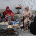 Ketua TP PKK Aceh Marlina Muzakir didampingi Staf Ahli TP PKK Aceh Mukarramah Fadhlullah bertakziah ke rumah duka almarhum Zaini Abdullah di Gampong Garot, Kecamatan Darul Imarah, Aceh Besar, Selasa (16/6/2026). Foto: Dok. Istimewa