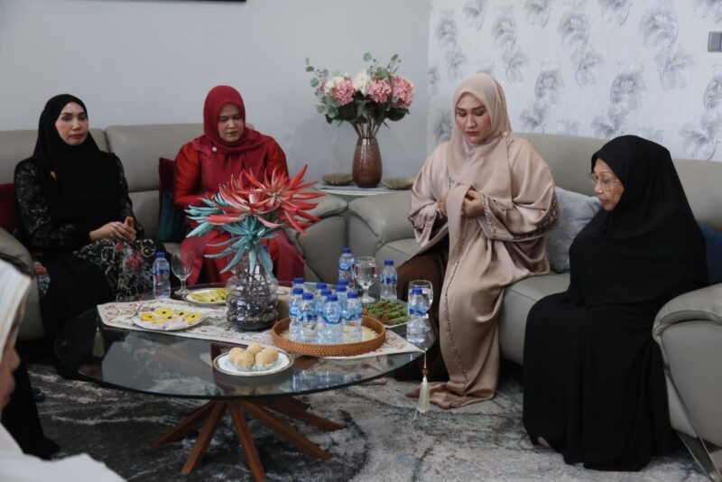 Ketua TP PKK Aceh Marlina Muzakir didampingi Staf Ahli TP PKK Aceh Mukarramah Fadhlullah bertakziah ke rumah duka almarhum Zaini Abdullah di Gampong Garot, Kecamatan Darul Imarah, Aceh Besar, Selasa (16/6/2026). Foto: Dok. Istimewa 
