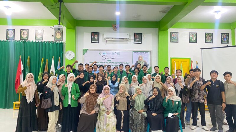Rektor UNADA Banda Aceh, narasumber, dosen pembimbing lapangan, dan mahasiswa KPM Tematik 2026 berfoto bersama usai Seminar “Peran Generasi Z dalam Mengawal Syariat Islam yang Humanis dan Berkeadilan” di Banda Aceh, Sabtu (20/6/2026). Foto: Dok. Istimewa 