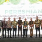 Jajaran Bank Aceh Syariah bersama Pemerintah Kabupaten Bener Meriah berfoto usai peresmian gedung baru KCP Simpang Balik yang diharapkan semakin memperkuat layanan perbankan dan pemberdayaan sektor UMKM, Senin (8/6/2026). Foto: Dok. Istimewa 