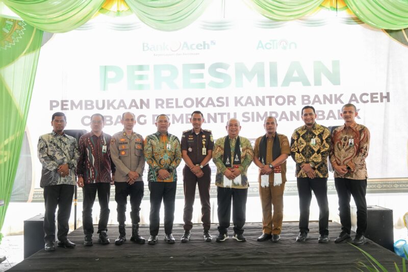Jajaran Bank Aceh Syariah bersama Pemerintah Kabupaten Bener Meriah berfoto usai peresmian gedung baru KCP Simpang Balik yang diharapkan semakin memperkuat layanan perbankan dan pemberdayaan sektor UMKM, Senin (8/6/2026). Foto: Dok. Istimewa 