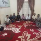 Rombongan pengurus dan pimpinan perusahaan pers anggota SPS Aceh dipimpin Plt Ketua SPS Aceh, Muktarrudin Usman, bertakziah ke rumah Bos Medialatahzan.id, Kasmanuddin, atas wafatnya ayahanda beliau, Malim Sunadin Bin Muhammad Arief (93 tahun), Minggu (22/6/2026). Tahlilan dan doa bersama dipimpin oleh Direktur Meunanews, Tgk Husnan. Foto: Dok. Istimewa 