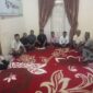 Rombongan pengurus dan pimpinan perusahaan pers anggota SPS Aceh dipimpin Plt Ketua SPS Aceh, Muktarrudin Usman, bertakziah ke rumah Bos Medialatahzan.id, Kasmanuddin, atas wafatnya ayahanda beliau, Malim Sunadin Bin Muhammad Arief (93 tahun), Minggu (22/6/2026). Tahlilan dan doa bersama dipimpin oleh Direktur Meunanews, Tgk Husnan. Foto: Dok. Istimewa 