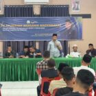 Wakil Ketua DPRA, Saifuddin Muhammad (Ayah Fod), saat berdialog dengan masyarakat dalam kegiatan reses di Aula Kantor Camat Peudada, Kabupaten Bireuen, Jumat (12/6/2026). Foto: Dok. Istimewa