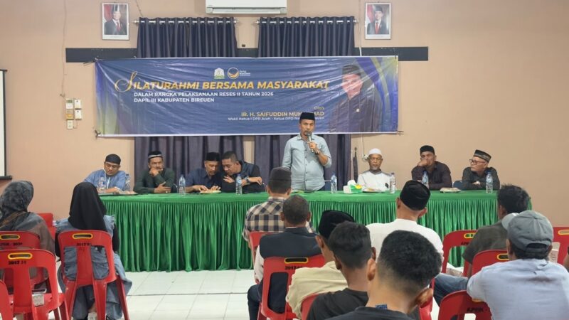 Wakil Ketua DPRA, Saifuddin Muhammad (Ayah Fod), saat berdialog dengan masyarakat dalam kegiatan reses di Aula Kantor Camat Peudada, Kabupaten Bireuen, Jumat (12/6/2026). Foto: Dok. Istimewa 