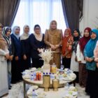 Ketua TP PKK Aceh Marlina Muzakir bersama pengurus IWPG dan Balai Syura Inong Aceh usai membahas peluang kolaborasi pendidikan perdamaian bagi perempuan di Aceh, Kamis (18/6/2026). Foto: Dok. Istimewa