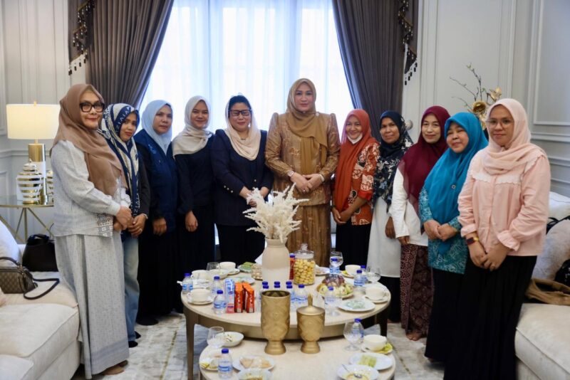 Ketua TP PKK Aceh Marlina Muzakir bersama pengurus IWPG dan Balai Syura Inong Aceh usai membahas peluang kolaborasi pendidikan perdamaian bagi perempuan di Aceh, Kamis (18/6/2026). Foto: Dok. Istimewa 