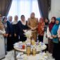 Ketua TP PKK Aceh Marlina Muzakir bersama pengurus IWPG dan Balai Syura Inong Aceh usai membahas peluang kolaborasi pendidikan perdamaian bagi perempuan di Aceh, Kamis (18/6/2026). Foto: Dok. Istimewa 