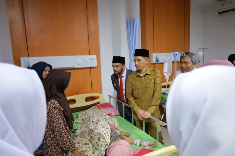 Bupati Aceh Barat Tarmizi meninjau fasilitas kesehatan baru usai peresmian gedung KRIS, alat medis modern, dan generator oksigen sentral di RSUD Cut Nyak Dhien Meulaboh, Selasa (2/6/2026). Foto: Dok. Istimewa 
