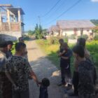 Sejumlah warga Gampong Kajhu, Kecamatan Baitussalam, Aceh Besar, berkumpul di lokasi kejadian untuk memberikan keterangan terkait peristiwa dugaan pencurian yang terjadi pada Sabtu dini hari, Sabtu (13/6/2026). Foto: Dok. Istimewa