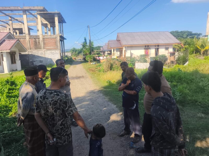 Sejumlah warga Gampong Kajhu, Kecamatan Baitussalam, Aceh Besar, berkumpul di lokasi kejadian untuk memberikan keterangan terkait peristiwa dugaan pencurian yang terjadi pada Sabtu dini hari, Sabtu (13/6/2026). Foto: Dok. Istimewa 