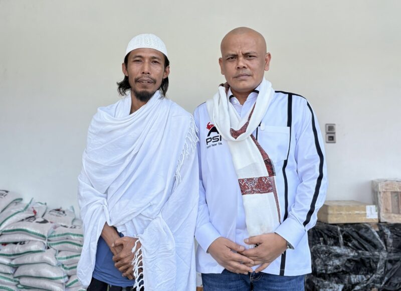 Ketua DPW PSI Aceh, T Rival Amiruddin, foto bersama Abiya Jeunib usai pertemuan silaturahmi dalam agenda Safari Ulama PSI Aceh di Dayah Rauhul Mudi Al-Aziziyah, Jeunib, Kabupaten Bireuen, Sabtu (13/6/2026). Foto: Dok. Istimewa