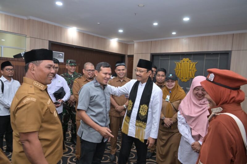 Wakil Gubernur Aceh Fadhlullah mendampingi Menteri Sosial RI Saifullah Yusuf saat menghadiri Open House Sekolah Rakyat Sentra Darussa'adah di Kecamatan Darul Imarah, Kabupaten Aceh Besar, Senin (8/6/2026). Foto: Dok. Istimewa 