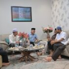 Gubernur Aceh Muzakir Manaf berbincang dengan keluarga almarhum dr. Zaini Abdullah dalam kunjungan takziah sebagai bentuk penghormatan atas jasa dan pengabdian mantan Gubernur Aceh periode 2012–2017, Minggu (21/6/2026). Foto: Dok. Istimewa