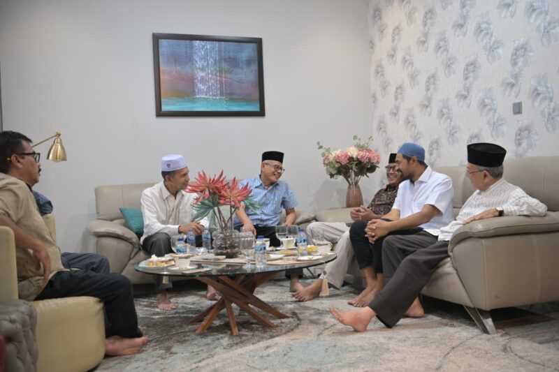 Gubernur Aceh Muzakir Manaf berbincang dengan keluarga almarhum dr. Zaini Abdullah dalam kunjungan takziah sebagai bentuk penghormatan atas jasa dan pengabdian mantan Gubernur Aceh periode 2012–2017, Minggu (21/6/2026). Foto: Dok. Istimewa 