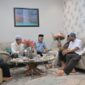 Gubernur Aceh Muzakir Manaf berbincang dengan keluarga almarhum dr. Zaini Abdullah dalam kunjungan takziah sebagai bentuk penghormatan atas jasa dan pengabdian mantan Gubernur Aceh periode 2012–2017, Minggu (21/6/2026). Foto: Dok. Istimewa 