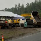 Suasana lokasi proyek pembangunan bronjong yang dikerjakan PT Waskita Karya di Desa Jamur Ujung, Kecamatan Wih Pesam, Kabupaten Bener Meriah. Sejumlah warga pemilik lahan menghentikan sementara operasional alat berat sebagai bentuk protes atas belum adanya kejelasan pembayaran ganti rugi lahan terdampak proyek. Foto: Dok. Istimewa 