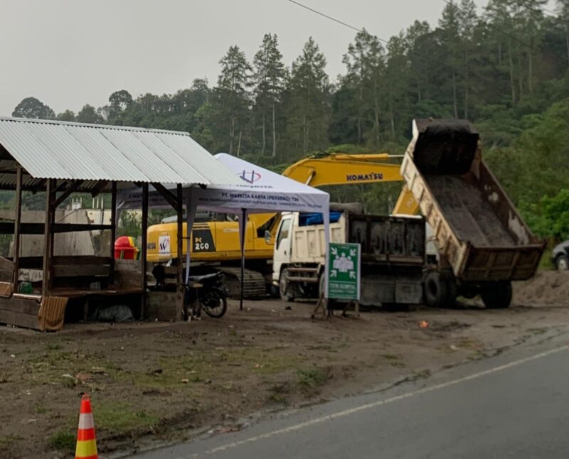Suasana lokasi proyek pembangunan bronjong yang dikerjakan PT Waskita Karya di Desa Jamur Ujung, Kecamatan Wih Pesam, Kabupaten Bener Meriah. Sejumlah warga pemilik lahan menghentikan sementara operasional alat berat sebagai bentuk protes atas belum adanya kejelasan pembayaran ganti rugi lahan terdampak proyek. Foto: Dok. Istimewa 