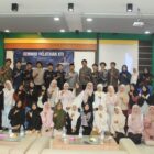 Wakil Dekan II FTK UIN Ar-Raniry Samsul Kamal berfoto bersama narasumber, pengurus DEMA FTK, panitia, dan peserta usai pembukaan Pelatihan Karya Tulis Ilmiah (KTI) di Aula FTK B Lantai 2, UIN Ar-Raniry Banda Aceh, Senin (29/6/2026). Foto: Dok. Istimewa 