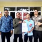 Kuasa hukum pelapor, Faisal, S.Sos., S.H., menunjukkan bukti laporan dugaan penipuan yang telah diterima SPKT Polda Aceh di Banda Aceh, Selasa (9/6/2026). Foto: Dok. Istimewa