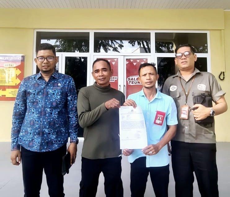 Kuasa hukum pelapor, Faisal, S.Sos., S.H., menunjukkan bukti laporan dugaan penipuan yang telah diterima SPKT Polda Aceh di Banda Aceh, Selasa (9/6/2026). Foto: Dok. Istimewa