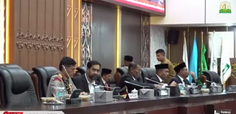 Ketua DPRA, Zulfadhli bersama Gubernur Aceh Muzakir Manaf dapat rapat paripurna. Foto: Dok. Istimewa 