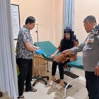 Korban penganiayaan menunjukkan luka di bagian tangan yang diduga akibat serangan menggunakan pisau kerambit oleh mantan pacarnya di Kecamatan Lueng Bata, Kota Banda Aceh. Foto: Dok. Istimewa 