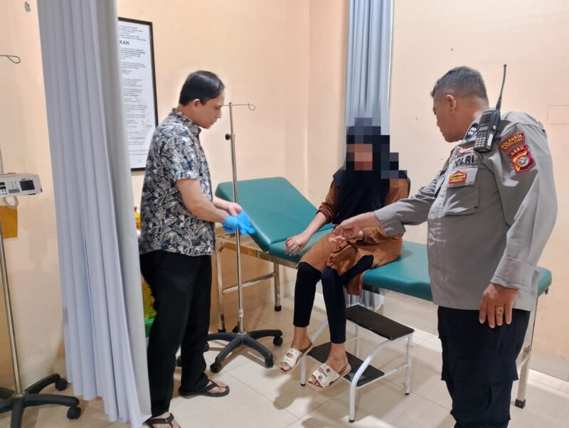 Korban penganiayaan menunjukkan luka di bagian tangan yang diduga akibat serangan menggunakan pisau kerambit oleh mantan pacarnya di Kecamatan Lueng Bata, Kota Banda Aceh. Foto: Dok. Istimewa 