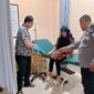 Korban penganiayaan menunjukkan luka di bagian tangan yang diduga akibat serangan menggunakan pisau kerambit oleh mantan pacarnya di Kecamatan Lueng Bata, Kota Banda Aceh. Foto: Dok. Istimewa 
