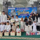 Pemerintah Gampong Lamdingin bersama Badan Kemakmuran Masjid (BKM) Al Abrar dan Baitul Mal Gampong Lamdingin berfoto bersama anak-anak yatim, orang tua, panitia, serta para donatur usai penyerahan santunan dan bingkisan dalam rangka Lebaran Akbar Yatim 1448 Hijriah di Masjid Al Abrar, Banda Aceh, Jumat (27/6/2026). Foto: Dok. Istimewa 