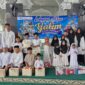 Pemerintah Gampong Lamdingin bersama Badan Kemakmuran Masjid (BKM) Al Abrar dan Baitul Mal Gampong Lamdingin berfoto bersama anak-anak yatim, orang tua, panitia, serta para donatur usai penyerahan santunan dan bingkisan dalam rangka Lebaran Akbar Yatim 1448 Hijriah di Masjid Al Abrar, Banda Aceh, Jumat (27/6/2026). Foto: Dok. Istimewa 