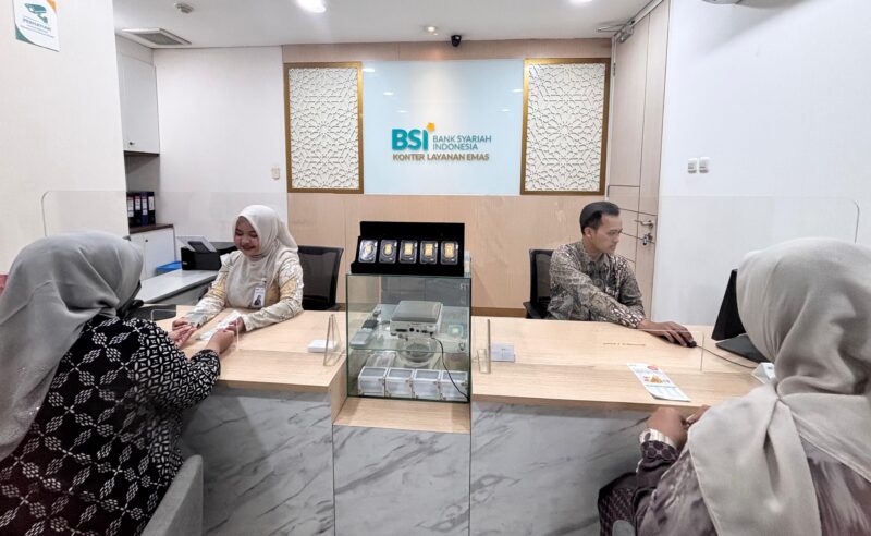 Nasabah melakukan transaksi gadai emas di Konter Layanan Emas Bank Syariah Indonesia (BSI). Hingga semester I 2026, outstanding gadai emas BSI mencapai Rp13 triliun atau tumbuh 100 persen dibandingkan periode yang sama tahun sebelumnya. Foto: Dok. Istimewa
