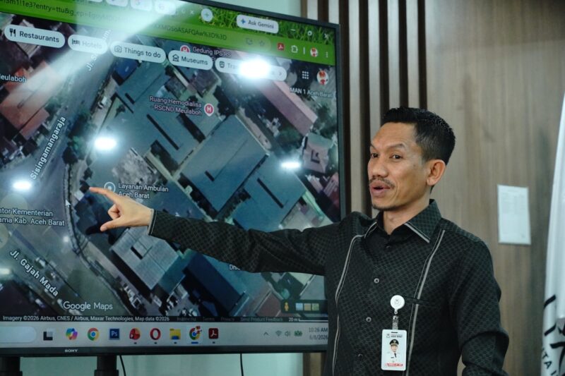 Bupati Aceh Barat, Tarmizi, menunjukkan lokasi rencana pembangunan videotron di kawasan strategis Kota Meulaboh saat pembahasan kerja sama layanan informasi publik bersama PT Hikmah Cakra Mulia (HCM) di Jakarta, Senin (8/6/2026). Foto: Dok. Istimewa 