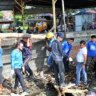 Bupati Aceh Barat Tarmizi, SP, MM, bersama Wakil Bupati Said Fadheil, SH, mengikuti kegiatan gotong royong bersama ASN di kawasan Pantai Kasih, Desa Pasar Baru, Kecamatan Johan Pahlawan, Jumat (17/7/2026). Foto: Dok. Istimewa 