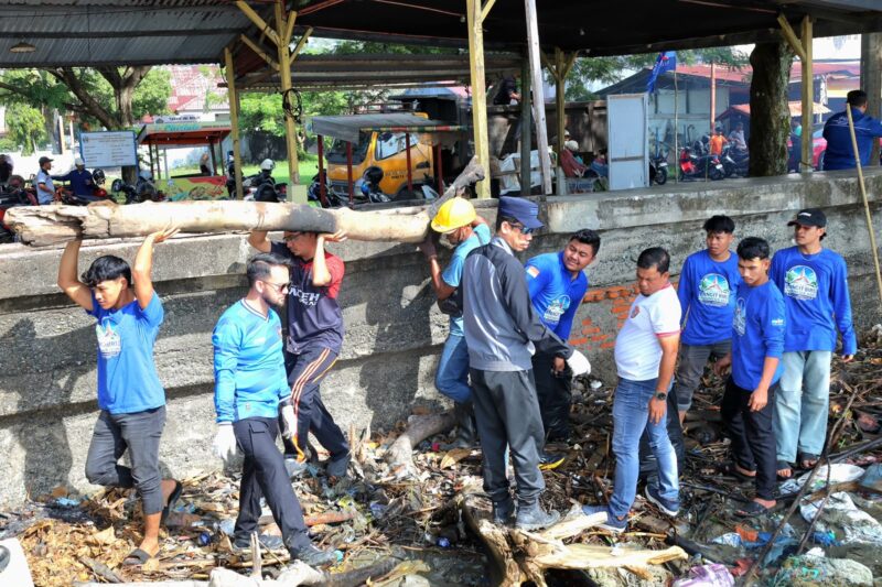 Bupati Aceh Barat Tarmizi, SP, MM, bersama Wakil Bupati Said Fadheil, SH, mengikuti kegiatan gotong royong bersama ASN di kawasan Pantai Kasih, Desa Pasar Baru, Kecamatan Johan Pahlawan, Jumat (17/7/2026). Foto: Dok. Istimewa 