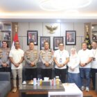 Kapolda Aceh bersama jajaran Polda Aceh dan manajemen PT PLN UID Aceh mengabadikan momen usai pertemuan silaturahmi di Mapolda Aceh sebagai wujud komitmen memperkuat kolaborasi dalam menjaga keamanan objek vital nasional dan keandalan pasokan listrik di Aceh, Rabu (29/7/2026). Foto: Dok. Istimewa 