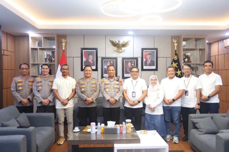Kapolda Aceh bersama jajaran Polda Aceh dan manajemen PT PLN UID Aceh mengabadikan momen usai pertemuan silaturahmi di Mapolda Aceh sebagai wujud komitmen memperkuat kolaborasi dalam menjaga keamanan objek vital nasional dan keandalan pasokan listrik di Aceh, Rabu (29/7/2026). Foto: Dok. Istimewa 