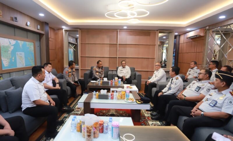 Suasana audiensi Kapolda Aceh bersama jajaran Kantor Wilayah Direktorat Jenderal Imigrasi Aceh dan Direktorat Jenderal Pemasyarakatan Aceh di Ruang Kerja Kapolda Aceh, Mapolda Aceh, Selasa (21/7/2026). Foto: Dok. Istimewa 