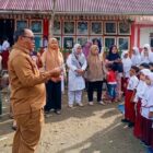 Sahirman S, Ag M.Si Kepala Dinas Pendidikan Simeulue saat sedang meninjau kegiatan MPLS disala satu sekolah. (Foto: Dok, AgusMuliadi/Acehnow).