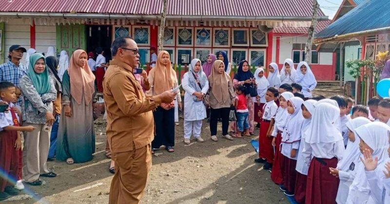 Sahirman S, Ag M.Si Kepala Dinas Pendidikan Simeulue saat sedang meninjau kegiatan MPLS disala satu sekolah. (Foto: Dok, AgusMuliadi/Acehnow).