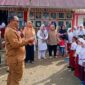 Sahirman S, Ag M.Si Kepala Dinas Pendidikan Simeulue saat sedang meninjau kegiatan MPLS disala satu sekolah. (Foto: Dok, AgusMuliadi/Acehnow).