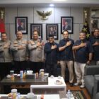 Kapolda Aceh Irjen Pol. Ruddi Setiawan bersama jajaran Polda Aceh dan rombongan KPP Pratama Banda Aceh mengabadikan momen usai pertemuan silaturahmi di Mapolda Aceh sebagai wujud penguatan kemitraan dan koordinasi antarlembaga, Rabu (29/7/2026). Foto: Dok. Istimewa 