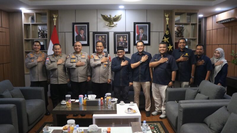 Kapolda Aceh Irjen Pol. Ruddi Setiawan bersama jajaran Polda Aceh dan rombongan KPP Pratama Banda Aceh mengabadikan momen usai pertemuan silaturahmi di Mapolda Aceh sebagai wujud penguatan kemitraan dan koordinasi antarlembaga, Rabu (29/7/2026). Foto: Dok. Istimewa 