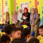 Bunda PAUD Aceh Barat Ny. Afrinda Novalia bersama tenaga kesehatan dan peserta memperingati Hari Anak Nasional ke-42 melalui kegiatan edukasi kesehatan gigi di TK RA Nurul Falah, Kecamatan Johan Pahlawan, Kamis (23/7/2026). Foto: Dok. Istimewa