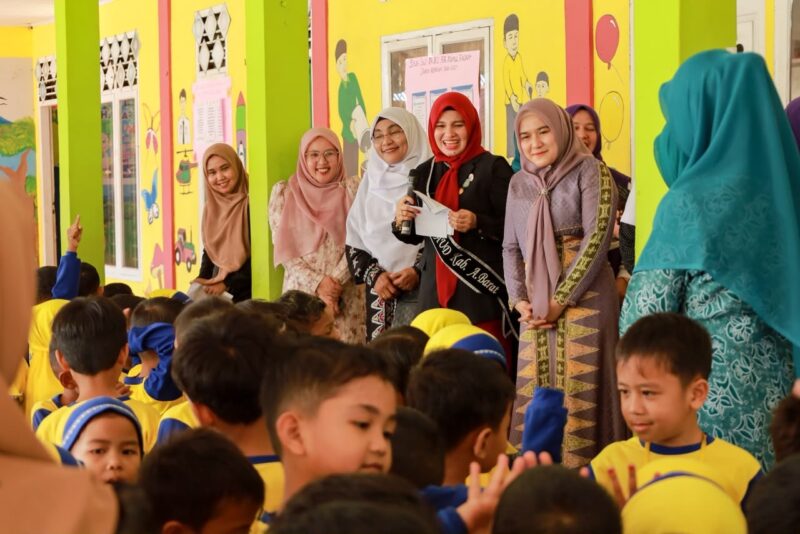 Bunda PAUD Aceh Barat Ny. Afrinda Novalia bersama tenaga kesehatan dan peserta memperingati Hari Anak Nasional ke-42 melalui kegiatan edukasi kesehatan gigi di TK RA Nurul Falah, Kecamatan Johan Pahlawan, Kamis (23/7/2026). Foto: Dok. Istimewa 