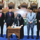 Pimpinan DPRK Aceh Barat bersama Bupati Tarmizi dan Wakil Bupati Said Fadheil menandatangani persetujuan Rancangan Qanun Pertanggungjawaban Pelaksanaan APBK Tahun Anggaran 2025, di ruang sidang utama DPRK Aceh Barat, Kamis (16/7/2026). Foto: Dok. Istimewa 