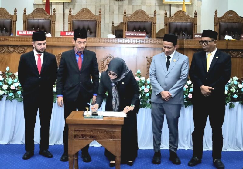 Pimpinan DPRK Aceh Barat bersama Bupati Tarmizi dan Wakil Bupati Said Fadheil menandatangani persetujuan Rancangan Qanun Pertanggungjawaban Pelaksanaan APBK Tahun Anggaran 2025, di ruang sidang utama DPRK Aceh Barat, Kamis (16/7/2026). Foto: Dok. Istimewa 