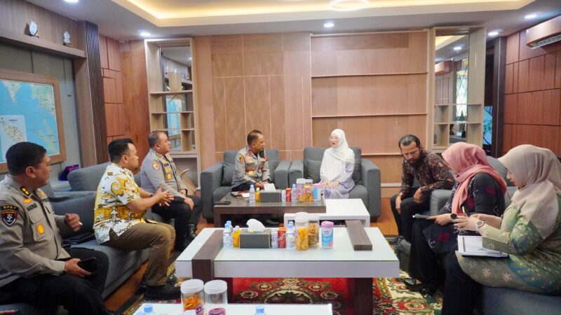 Kapolda Aceh Irjen Pol. Ruddi Setiawan menerima kunjungan silaturahmi Kepala Ombudsman RI Perwakilan Aceh Dian Rubianty di Ruang Kerja Kapolda Aceh, Mapolda Aceh, Jumat (24/7/2026). Foto: Dok. Istimewa 