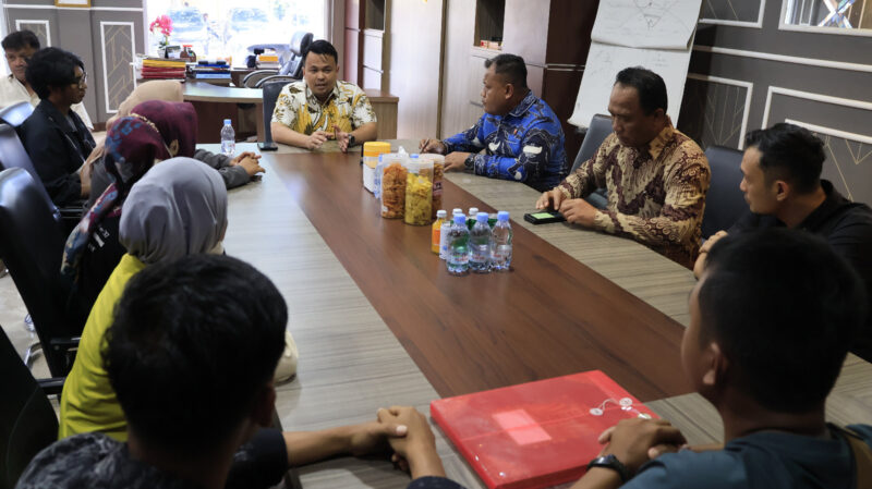 Koordinator Lapangan Deni Setiawan memimpin aksi penyampaian pendapat YLBH-KI Aceh Barat di depan Mapolda Aceh. Sebanyak 10 perwakilan massa kemudian diterima dialog oleh Dirreskrimum Polda Aceh Kombes Pol. Andre Librian, Jumat (3/7/2026). Foto: Dok. Istimewa 